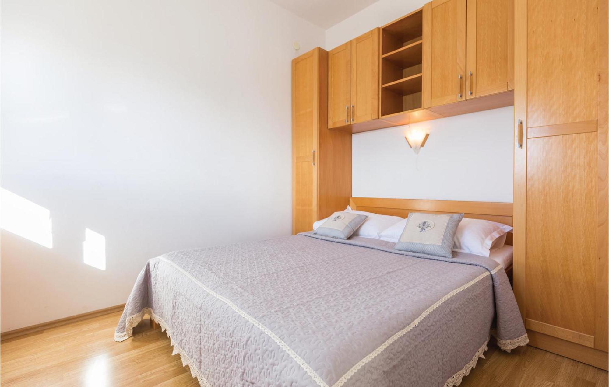 1 Bedroom Stunning Apartment In Makarska Exterior photo